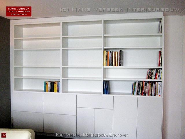 Boekenkast modern dicht.JPG
